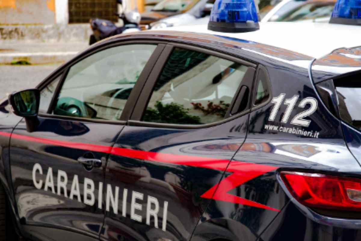 Lo hanno trovato impiccato in un negozio a Roma